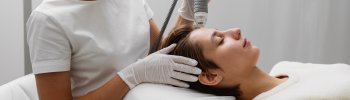 INDIBA y caspa: ¿Puede la radiofrecuencia mejorar la salud del cuero cabelludo?