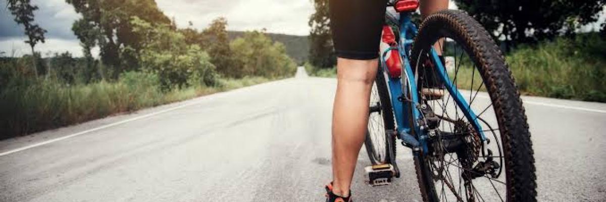 Dolor de rodilla al montar en bicicleta: qué puede estar fallando y cómo prevenir futuras molestias