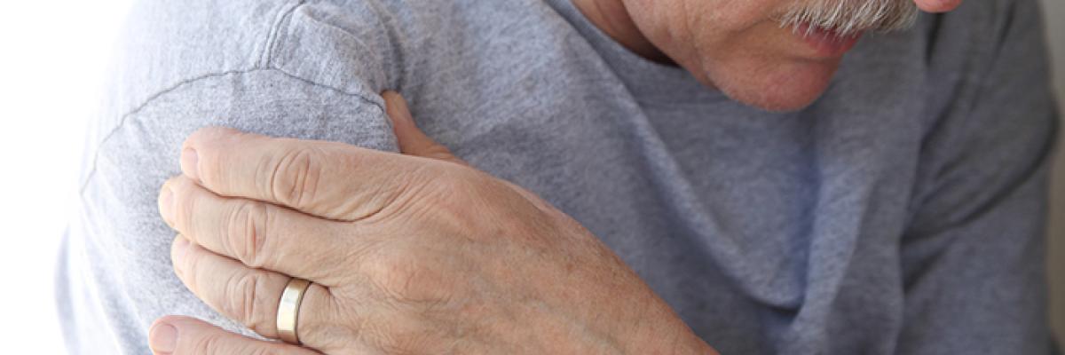 ¿Dolor de hombro al dormir? Causas comunes y soluciones desde la fisioterapia