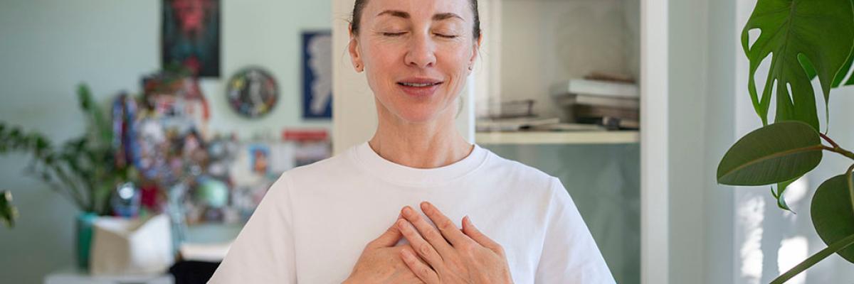 Ejercicios respiratorios para mejorar el sueño en personas con apnea leve o ansiedad nocturna